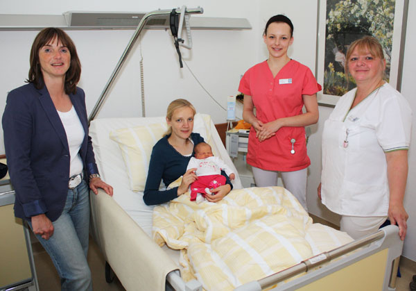 Kursleiterin mit zwei Teilzeit-Auszubildenden  in einem Krankenzimmer